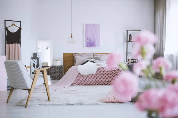 Flowers in chic pink bedroom — Stock Photo, Image