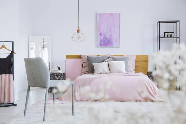 Белые цветы в розовой спальне — стоковое фото