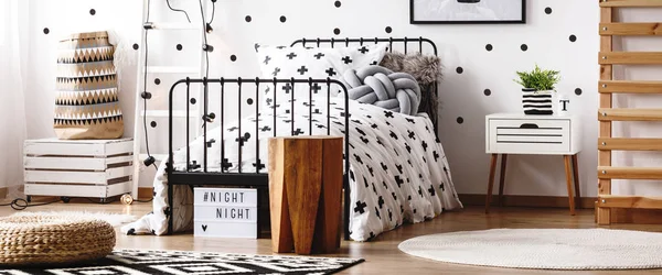 Siyah ve beyaz çocuk odası