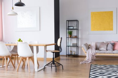 Yemek masası ile klasik iç