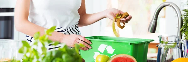 Mujer compostando residuos biodegradables —  Fotos de Stock