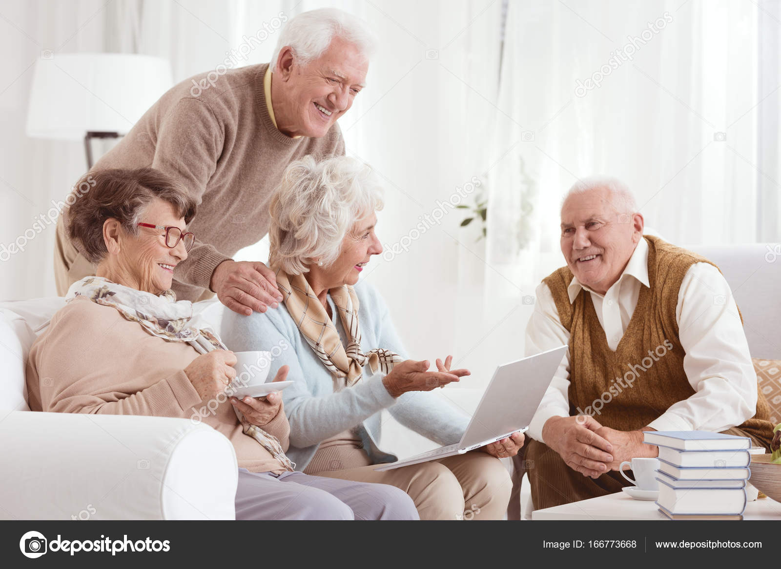 пожилые родители и взрослые дети. счастливые пожилые люди. две женщины в возрасте. женщина с родителями. общение с пожилыми родителями.
