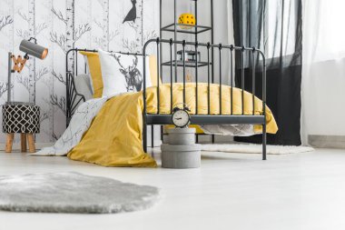 Genç yatak odası ile masa saati