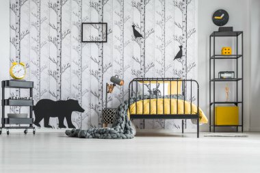 Sarı saat beyaz yatak odası