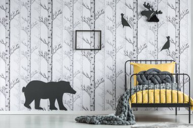 Siyah hayvan etiketi ile yatak odası