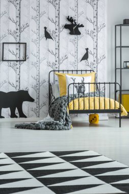Çocuğunuzun yatak odasında geometrik halı