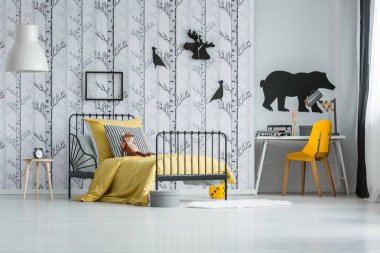 Çocuğun yatakta peluş oyuncak