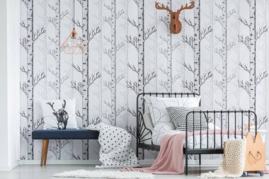 Yatakta pembe çarşaf