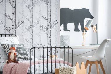 Çocuğun yatakta peluş fox