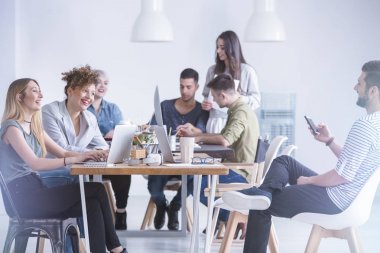 Arkadaşlar çalışırken gülüyor