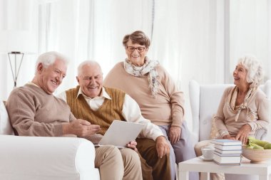 Yaşlı adamlara arıyor