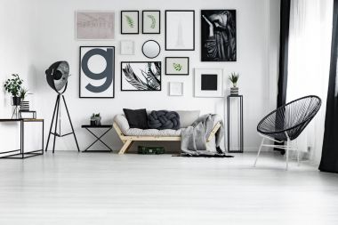 Kanepede el yapımı yastık