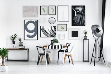 Modern sandalye ile tablo