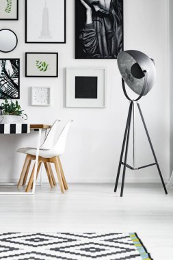 Tabloya göre beyaz sandalye