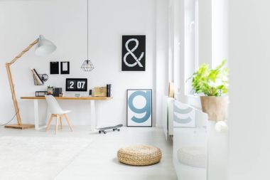 Çalışma çalışma alanında harf posterler