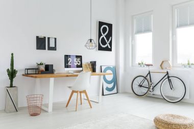Modern mobilya ile İskandinav çalışma alanı 