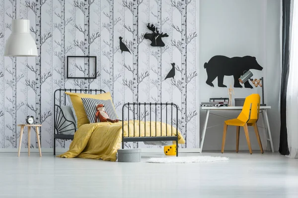 Çocuğun yatakta peluş oyuncak