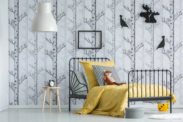 Kızıl Tilki oyuncak yatakta