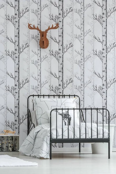 Geyik kafası ile çocuğun yatak odası