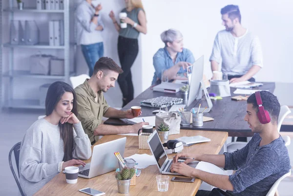 Mann konzentriert sich auf die Arbeit — Stockfoto