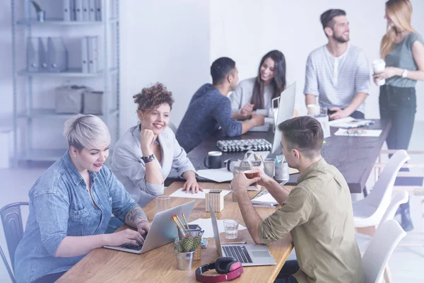 Signora che parla con il collega — Foto Stock