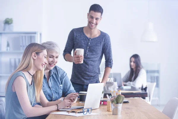 Donne che lavorano insieme — Foto Stock