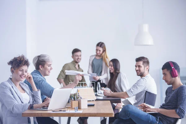 Mujer sosteniendo papel plano — Foto de Stock