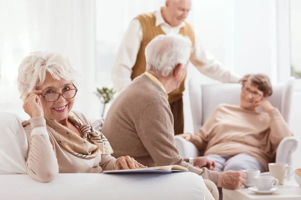 Ler mormor läser bok — Stockfoto