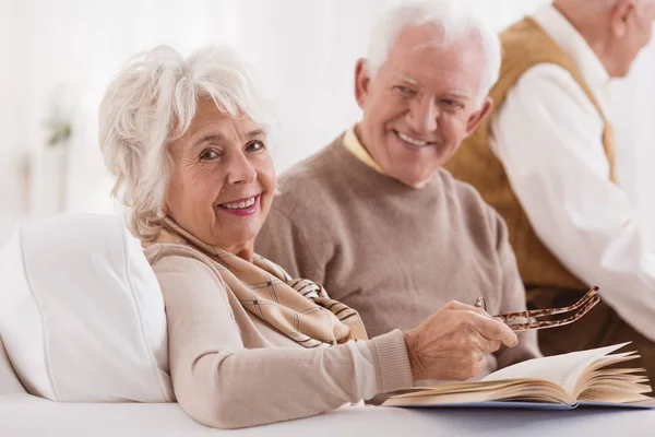 Feliz anciano está mirando a la esposa —  Fotos de Stock