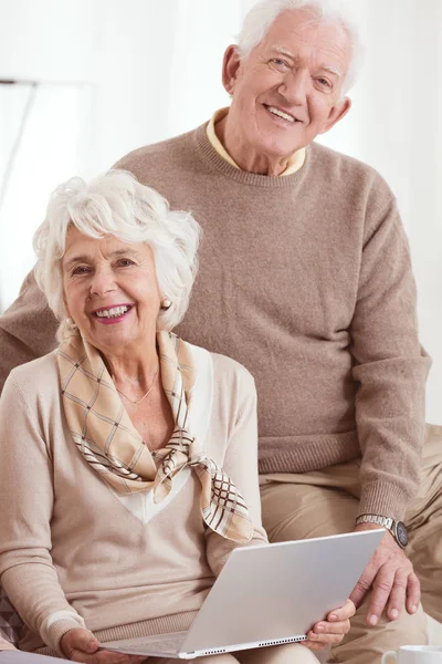 Elder people uses computer — Stock Photo, Image