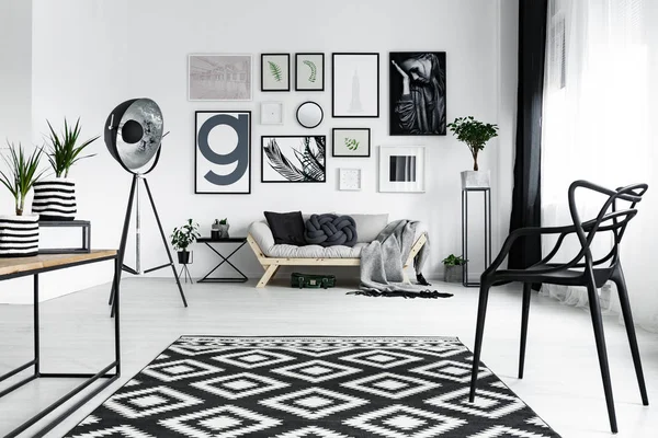 Odasında metal lamba