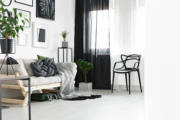 Cortinas en blanco y negro — Foto de Stock