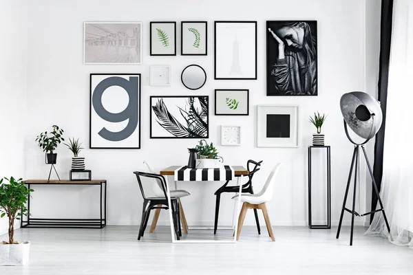 Modern sandalye ile tablo