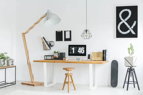 Estudio blanco con escritorio de madera — Foto de Stock