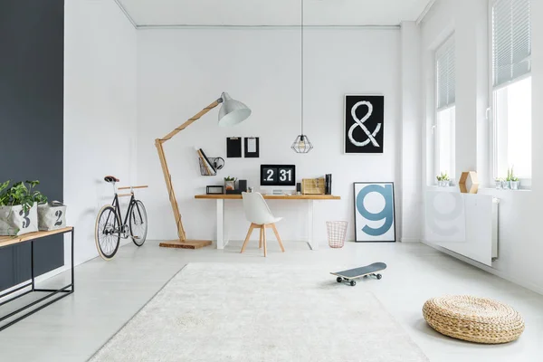 Espace de travail avec affiches vélo et lettre — Photo