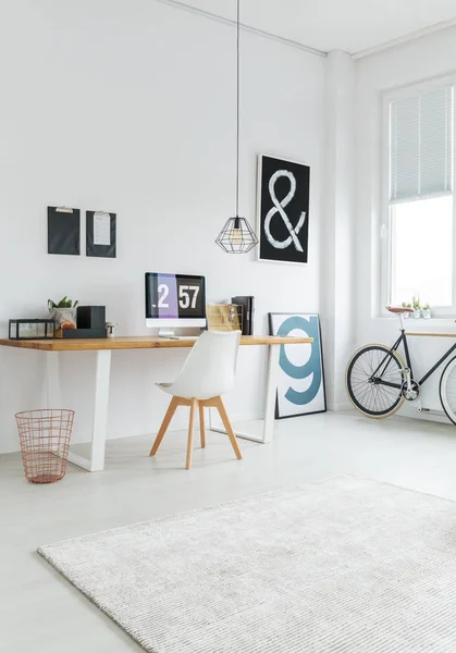 Minimalistisk office interiör med cykel — Stockfoto