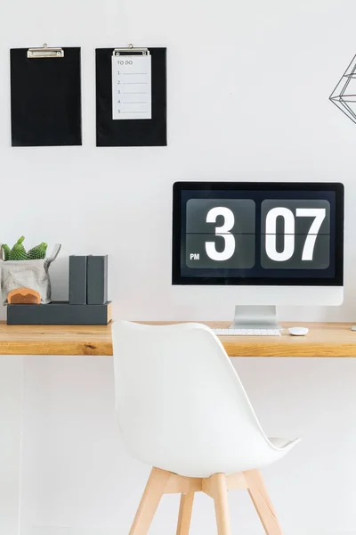 Reloj digital en un espacio de trabajo minimalista — Foto de Stock