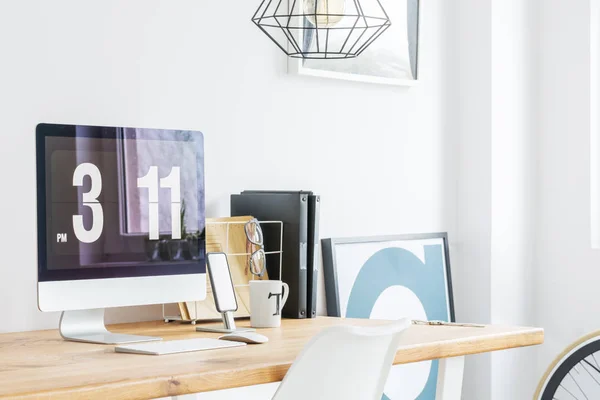 Bureau à domicile minimaliste avec ordinateur — Photo