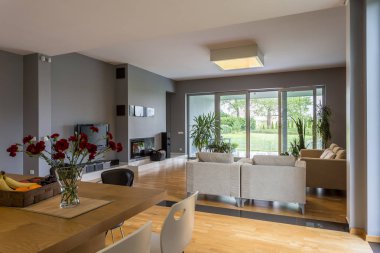 Yemek salonu lounge ile bağlı