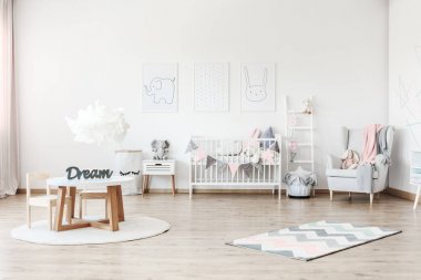 Pastel çocuk odası tablo ile