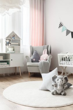 Beyaz bebek odası halı