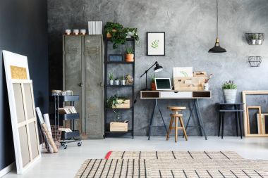 Siyah duvara yaslanmış Resim Sergisi