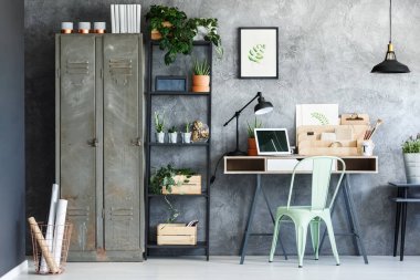 Pastel sandalye bir masa