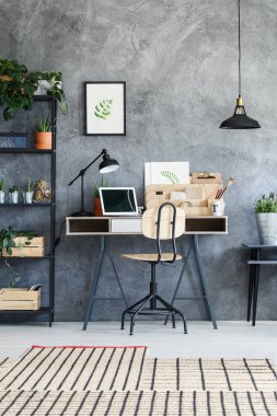 Dizüstü bilgisayar ile karanlık ev ofis