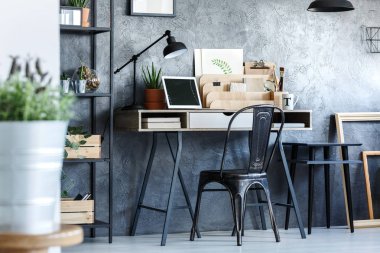 Freelancer'ın Oda bitkiler ile