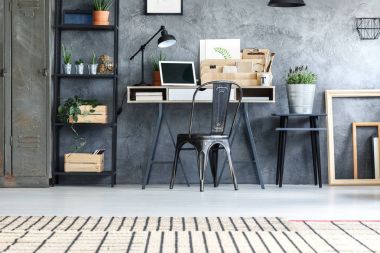 Cam vazo içinde kuru çiçekler