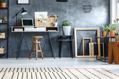 Çizgili bej Halı zemin üzerinde