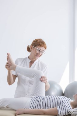 Memnun fizyoterapist çocuk yardım