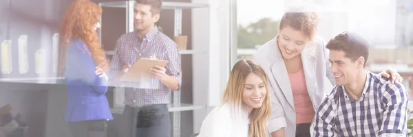 Lugar de trabajo creativo y positivo — Foto de Stock