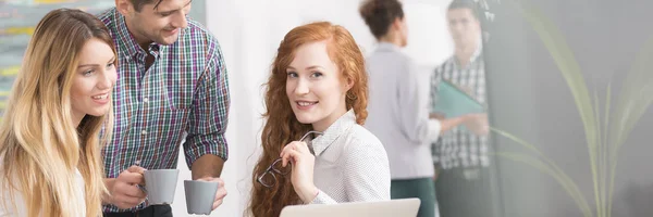 Attraktive junge Geschäftsfrauen — Stockfoto